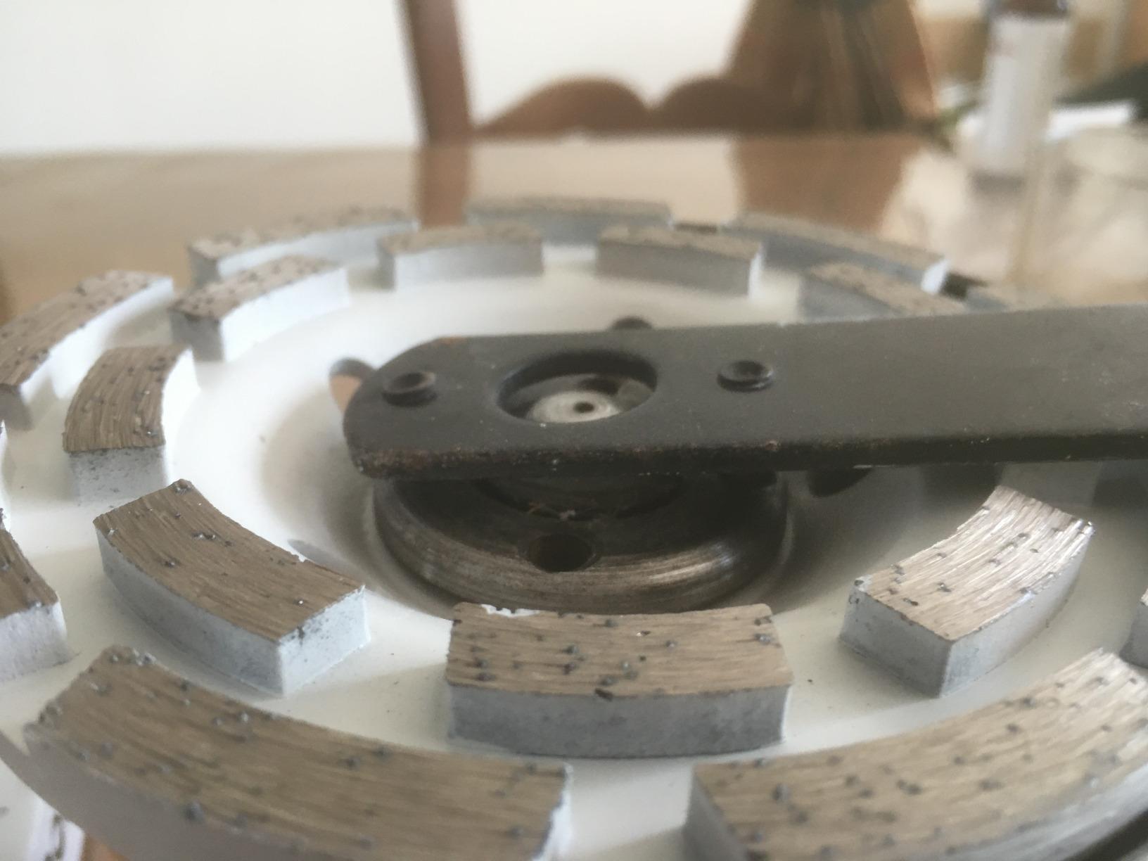 Gut, aber für harten Beton gewöhnungsbedürftig